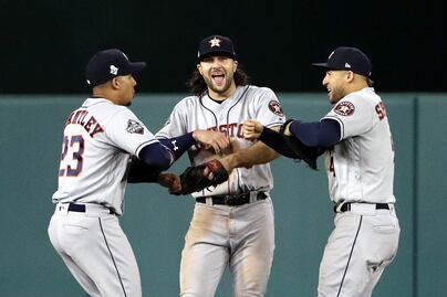 Astros empata la Serie Mundial con gran actuación del mexicano Urquidy