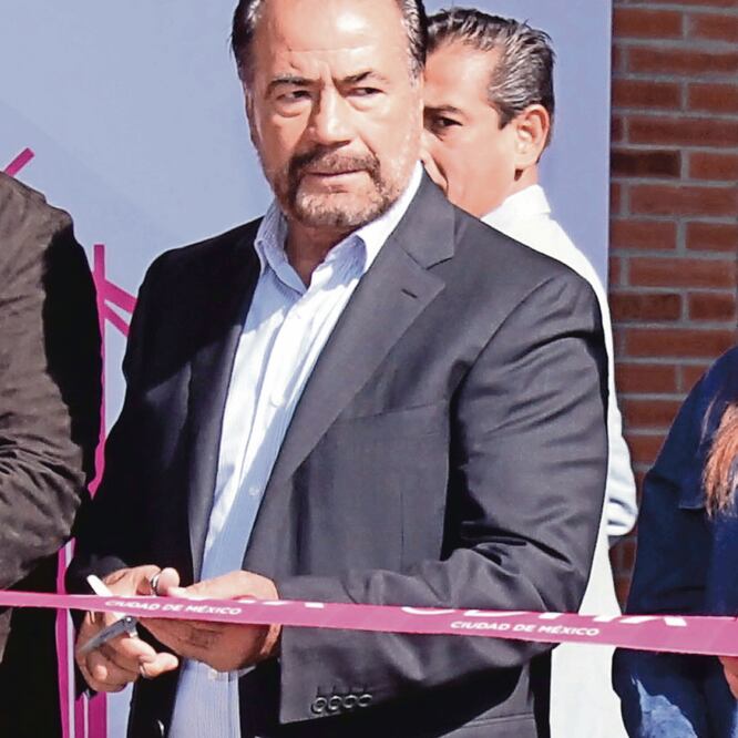 Beneficio. Fernando Espino, del Sindicato de Trabajadores del Metro, presenció la firma del convenio para recibir el apoyo extra. ESPECIAL