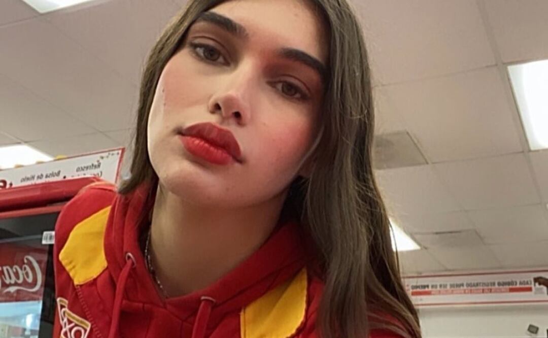 Cajera del Oxxo. Fuente: Instagram @dua_lupitaa