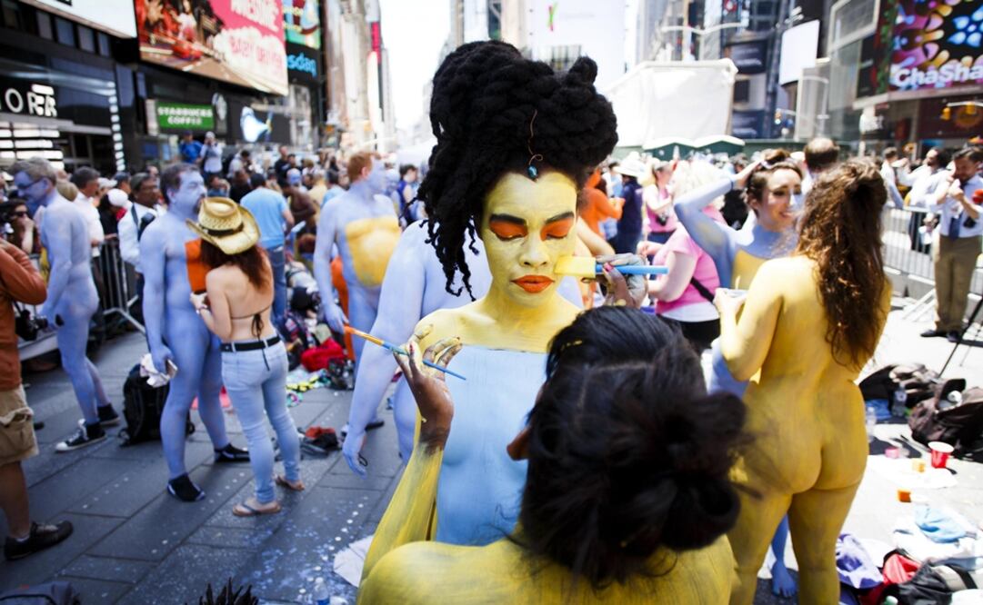 Unas doscientas personas desnudaron su cuerpo y portaron mensajes en la concurrida plaza de Times Square en Nueva York. Foto: EFE