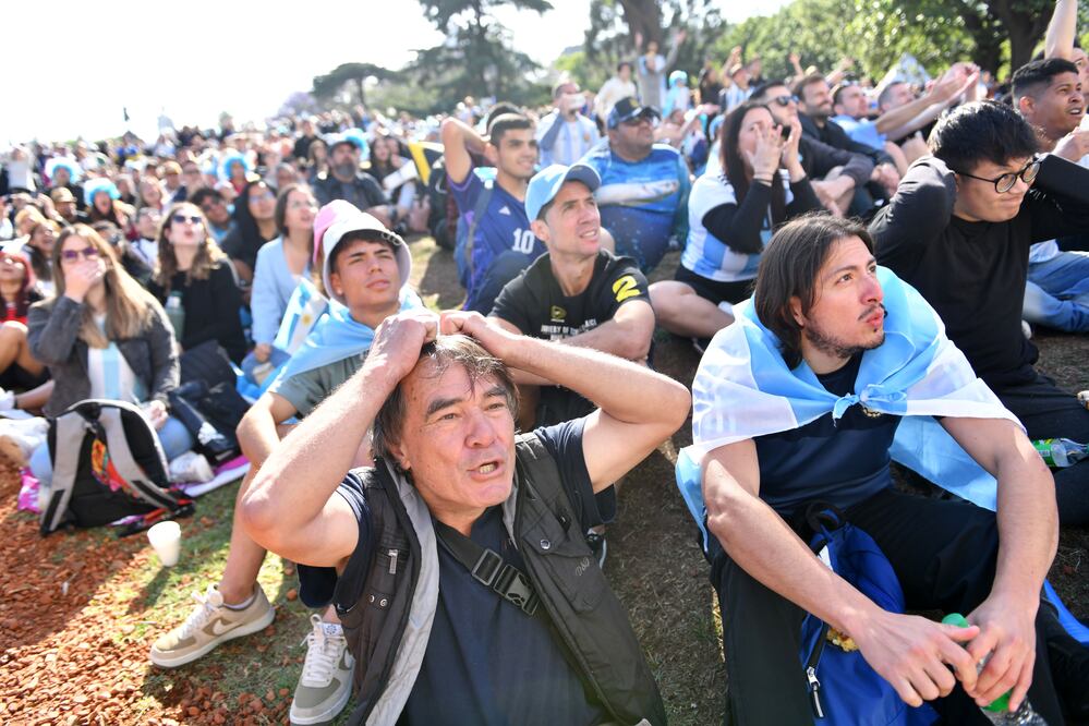 Aficionados se reúnen para ver la transmisión del partido entre Argentina y Arabia Saudí para la Copa Mundial de la FIFA Qatar 2022, desde Buenos Aires (Argentina). La selección argentina empezó el Mundial Qatar 2022 con un batacazo inesperado, derrotado 