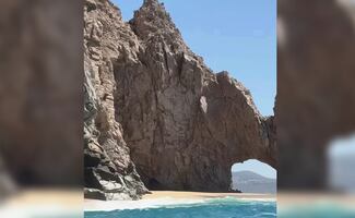 Franja de arena vuelve a emerger bajo el Arco de Cabo San Lucas; prohíben el acceso por mar de fondo