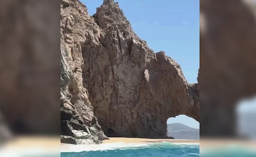 Franja de arena vuelve a emerger bajo el Arco de Cabo San Lucas; prohíben el acceso por mar de fondo
