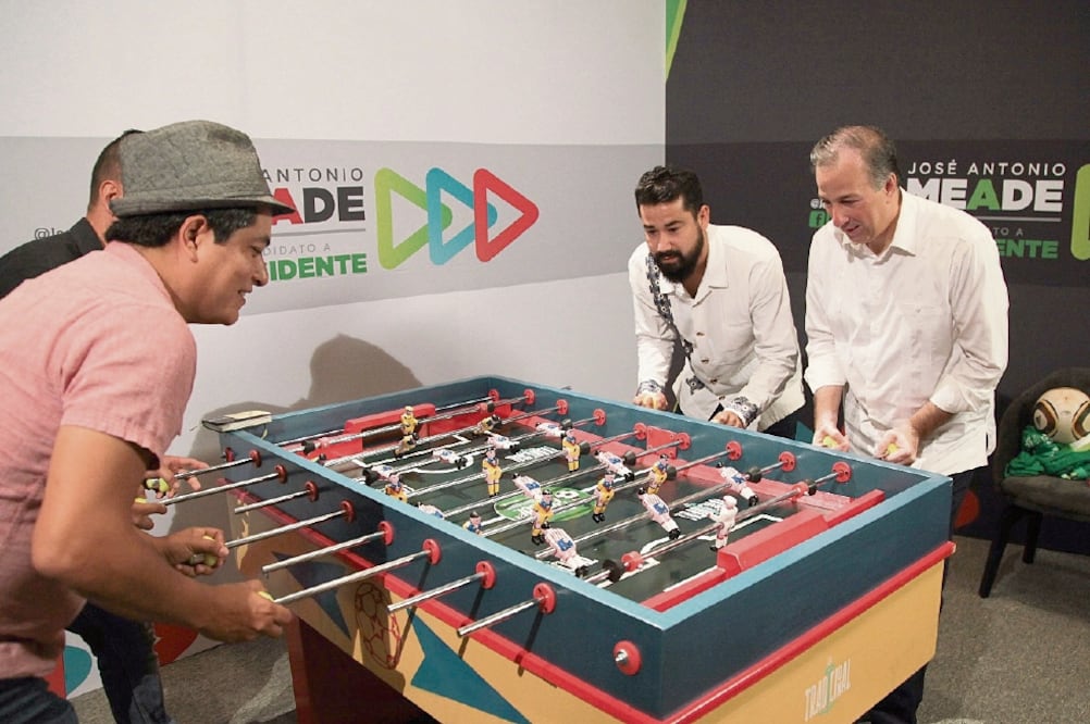 En el marco de su visita a Puerto Vallarta, José Antonio Meade (der.) se dio el tiempo para convivir con reporteros locales. Foto: ESPECIAL