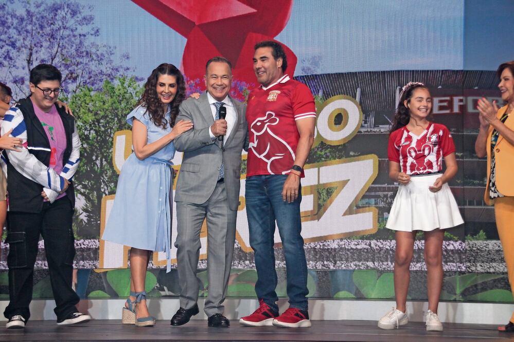 Su última telenovela (arriba) fue Golpe de suerte junto a Mayrín Villanueva y Eduardo Yáñez. Foto: Clasos y Televisa