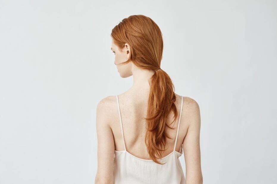 Las coletas bajas no dañan tu cabello. Foto: Freepik