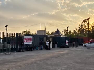 Festival Axe Ceremonia: Trabajadores de empresas organizadoras esperan afuera del Parque Bicentenario; piden entrar para retirar material