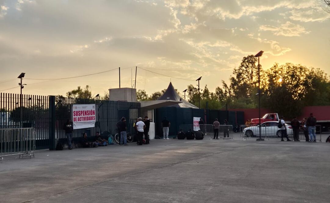 Personal se encuentran a las afueras del Parque Bicentenario, a la espera de que les de acceso para retirar material (08/04/2025). Foto: Especial
