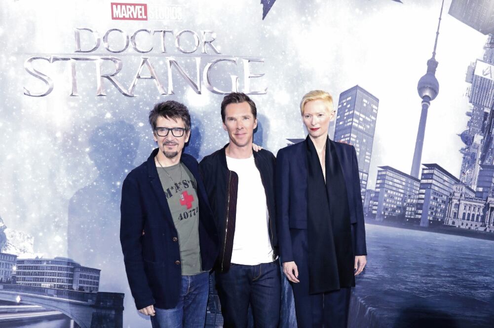 El director estadoundiense Scott Derrickson con los actores británicos Benedict Cumberbatch y Tilda Swinton, en Berlín (JOERG CARSTENSEN. EFE)