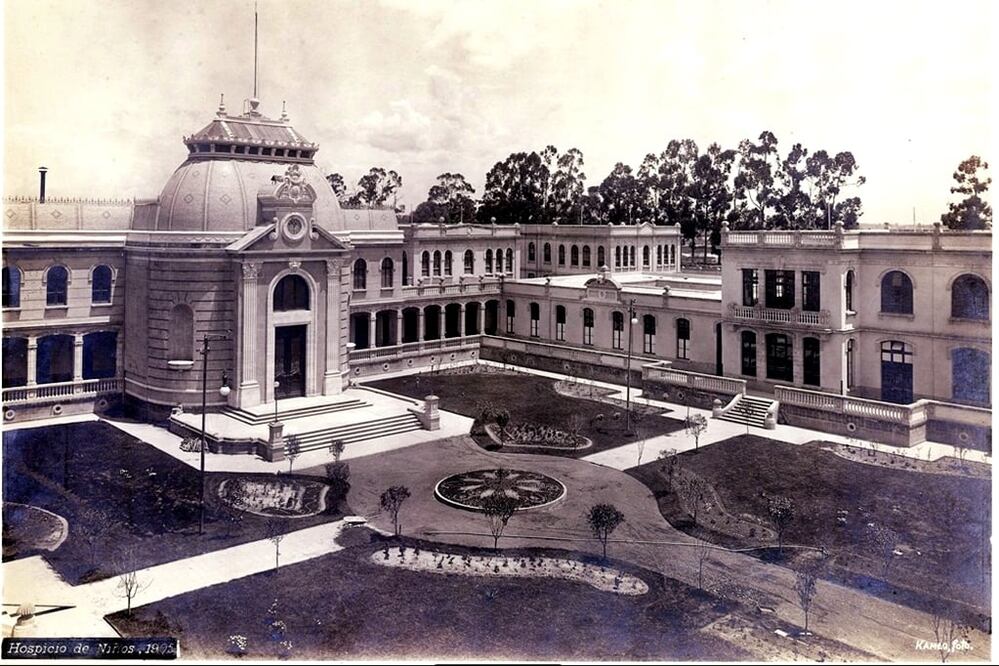 El antiguo Hospicio para Niños Pobres en una fotografía captada por Guillermo Kahlo. Este conjunto arquitectónico fue inaugurado el 17 de septiembre de 1905. Crédito imagen: Colección Ricardo B. Salinas Pliego/Fomento Cultural Grupo Salinas