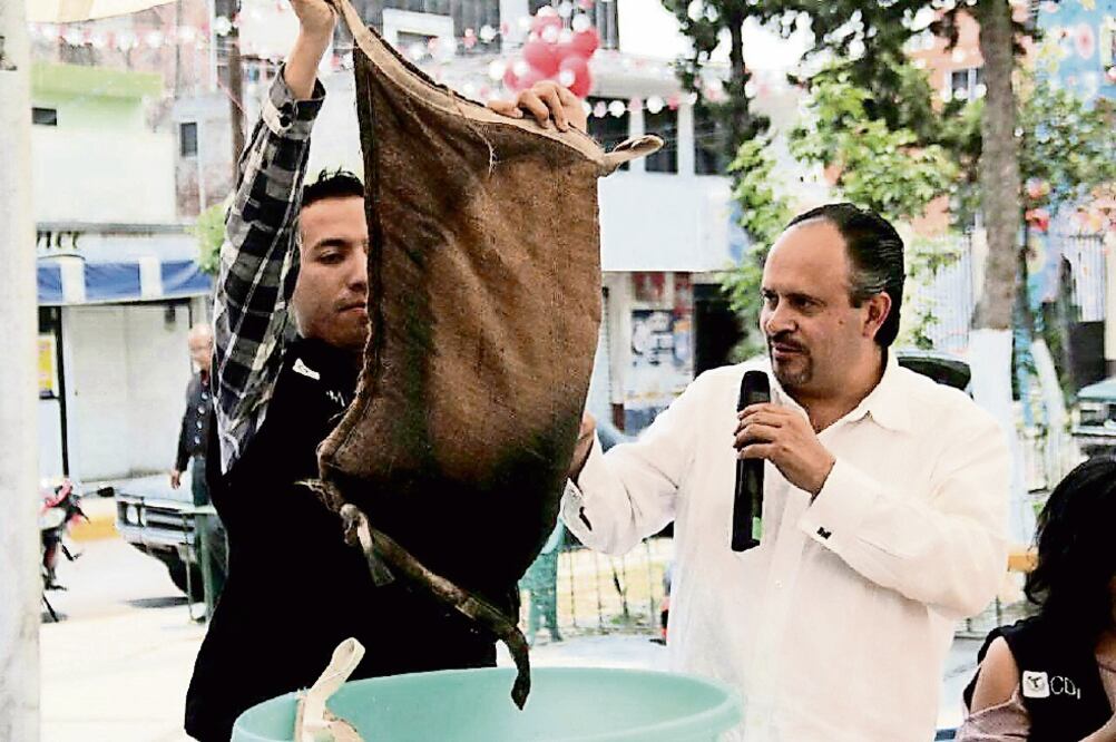 Los costales hechos de yute con tela y gel absorbente servirán de barrera para que el líquido acumulado en la vía pública no ingrese a los hogares (ESPECIAL)