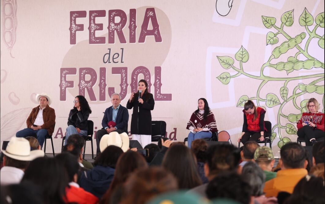 La jefa de gobierno, Clara Brugada, acudió a la inauguración de la Feria del Frijol y de la Agrobiodiversidad en el Monumento a la Revolución. Foto: especial