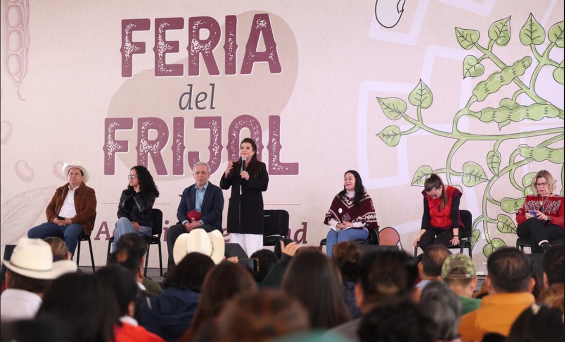 La jefa de gobierno, Clara Brugada, acudió a la inauguración de la Feria del Frijol y de la Agrobiodiversidad en el Monumento a la Revolución. Foto: especial