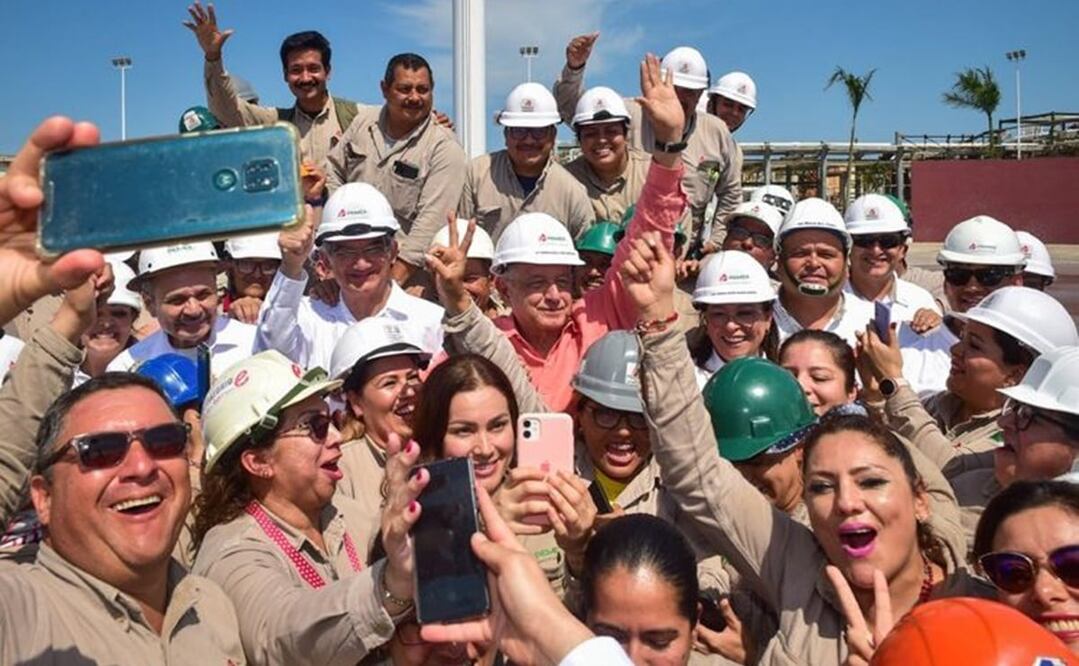 El mandatario tamaulipeco y el presidente se tomaron fotografías con las y los obreros de la refinería Francisco I. Madero. Foto: Especial