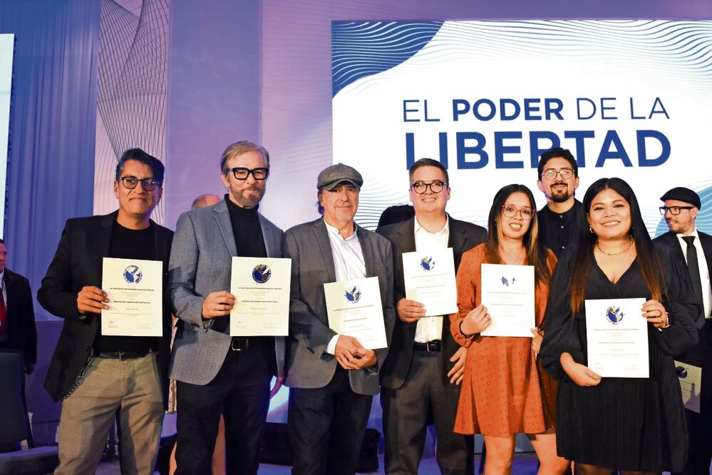 Ernesto Aroche, Miguel Ángel Vega, Ángel Boligan, Silber Meza, Daniela Guazo, Samuel Aguilar y Miriam Ramírez recibieron los premios de manos de los directivos de la Sociedad Interamericana de Prensa. Foto: Eduardo Castañeda | El Universal