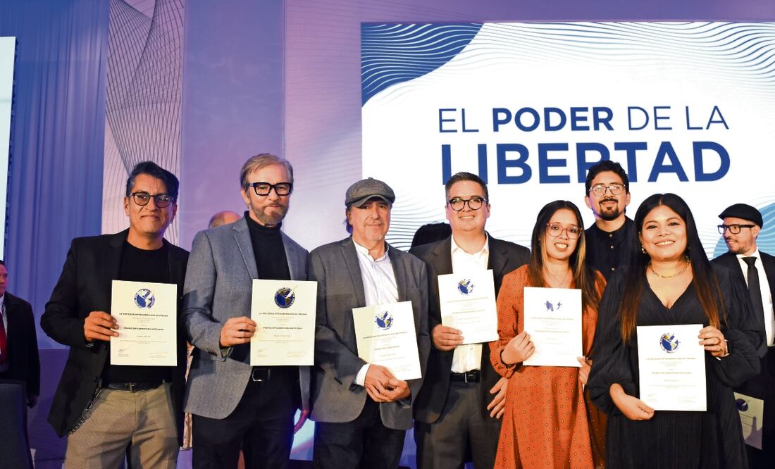 Ernesto Aroche, Miguel Ángel Vega, Ángel Boligan, Silber Meza, Daniela Guazo, Samuel Aguilar y Miriam Ramírez recibieron los premios de manos de los directivos de la Sociedad Interamericana de Prensa. Foto: Eduardo Castañeda | El Universal