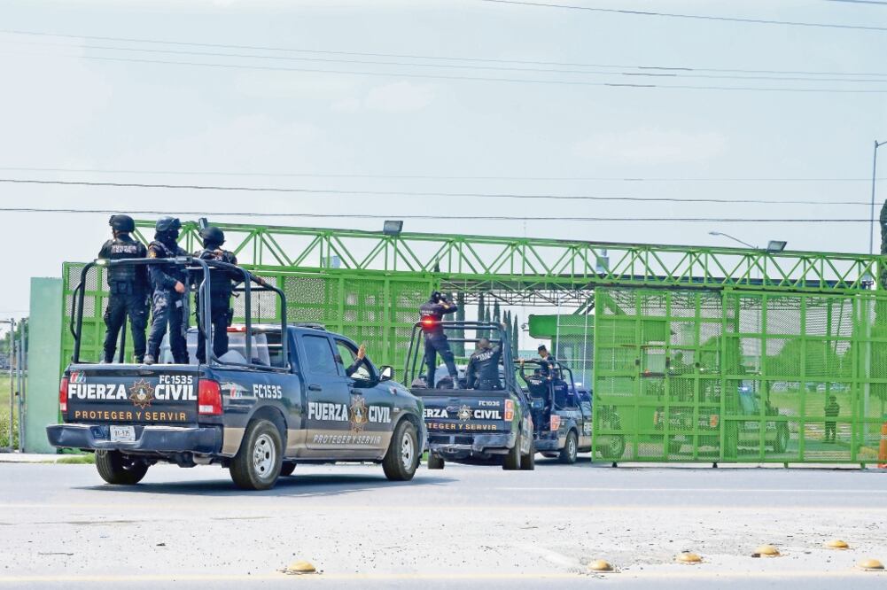 Alrededor de 100 elementos de la Policía Federal arribaron al centro penitenciario de Apodaca. Portaban armas largas y equipo antimotines (EMILIO VÁSQUEZ. EL UNIVERSAL)