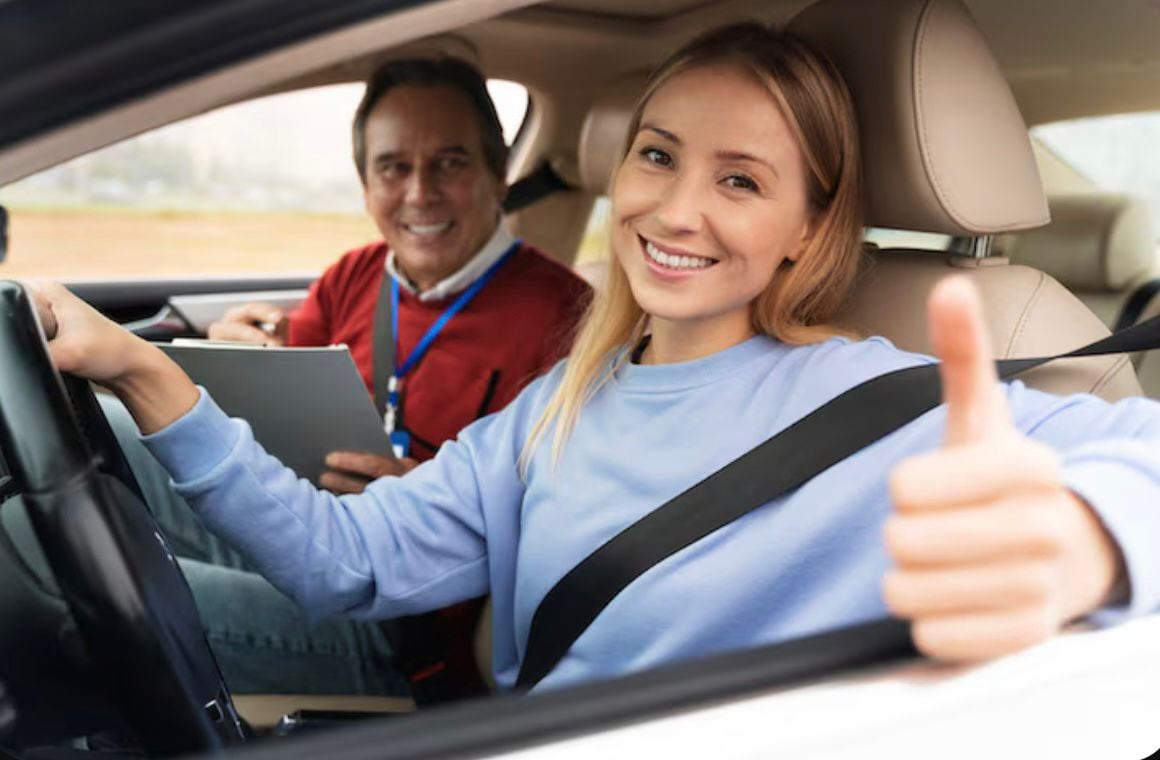 J&oacute;venes reciben clases de manejo y licencia de conducir gratis