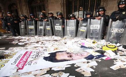 Miembros de Morena lanzan urnas y volantes a sede de GDF