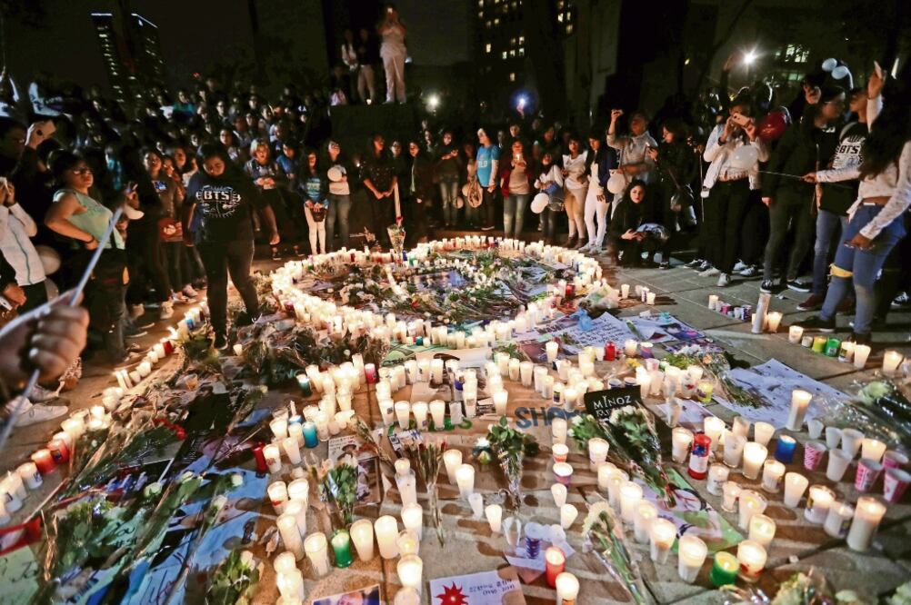 El martes, las fans montaron una ofrenda en el Monumento a la Revolución (VALENTE ROSAS. EL UNIVERSAL)