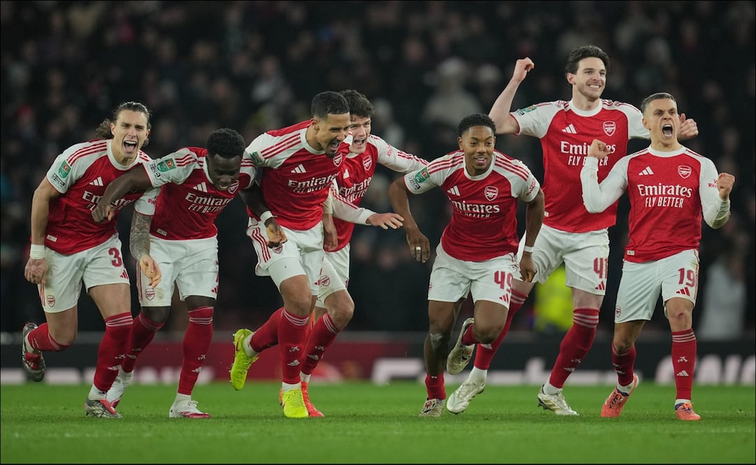 Jugadores del Arsenal celebran después de ganar en penaltis al Crystal Palace en los cuartos de final de la Copa de la Liga inglesa. FOTO: AP