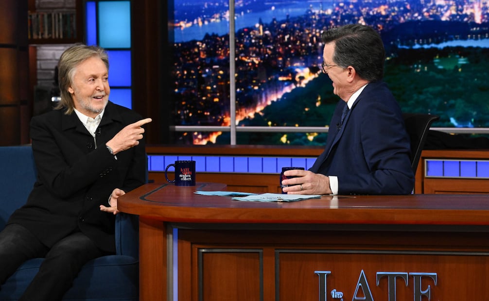 Esta imagen, difundida por CBS, muestra a Paul McCartney (izquierda) junto al presentador Stephen Colbert durante el último episodio de "The Late Show with Stephen Colbert" en Nueva York, el jueves 21 de mayo de 2026.
Foto: Scott Kowalchyk/CBS vía AP.