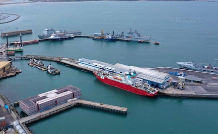 "Prisión cuasi flotante". El gobierno británico traslada a los solicitantes de asilo a una barcaza gigante