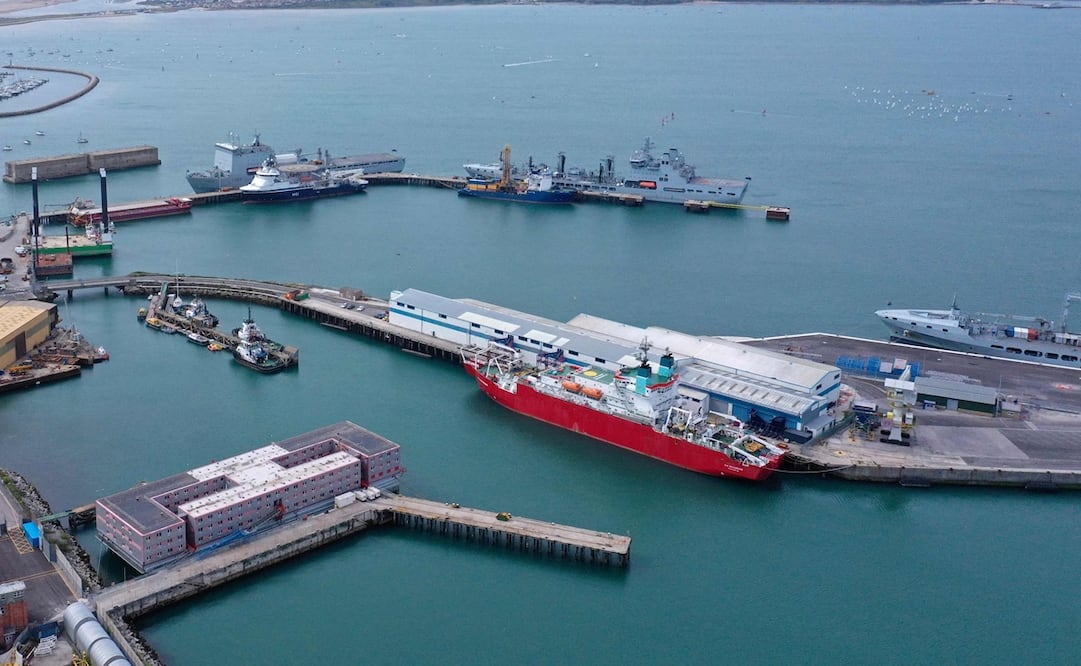 La barcaza de alojamiento Bibby Stockholm amarrada al muelle en el puerto de Portland, con Weymouth visto en la distancia, en la costa suroeste de Inglaterra. Foto: AFP