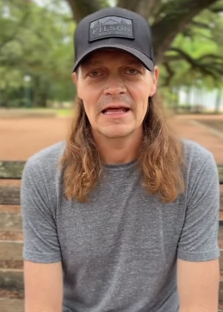 Brad Arnold en mayo de 2025, cuando compartió con sus fans que lucharía contra el cáncer.