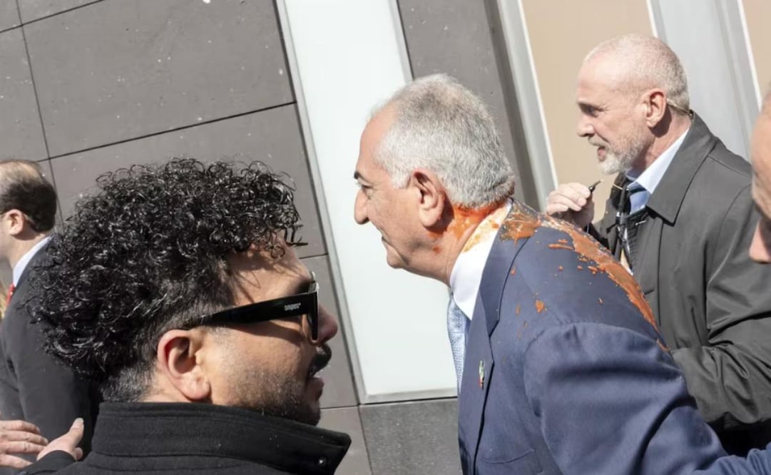Reza Pahlavi, después de que una persona le lanzara un líquido rojo, "aparentemente salsa de tomate", según la Policía de Alemania, tras un acto en la capital, Berlín. Foto: Europa Press