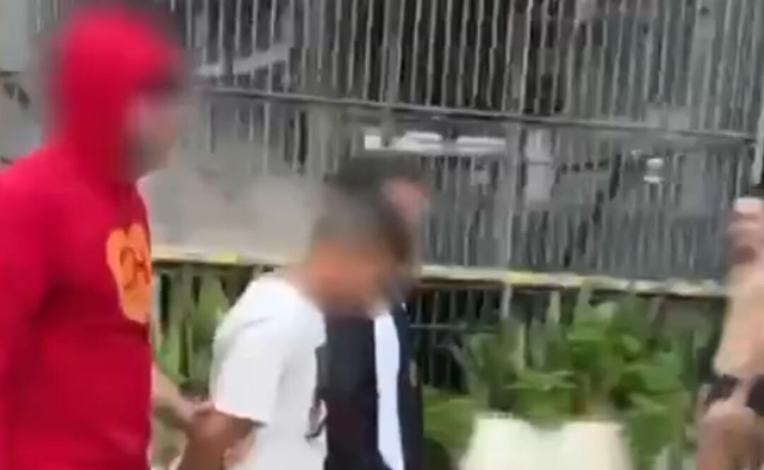 Policía disfrazado de Chapulín Colorado detiene a presunto delincuente. Foto: captura de pantalla