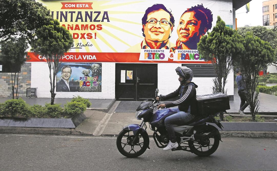 Un colombiano pasa frente a la sede de campaña de Gustavo Petro, en Bucaramanga. El candidato ganó las presidenciales del domingo. Foto: Luis Eduardo Noriega/ EFE.
