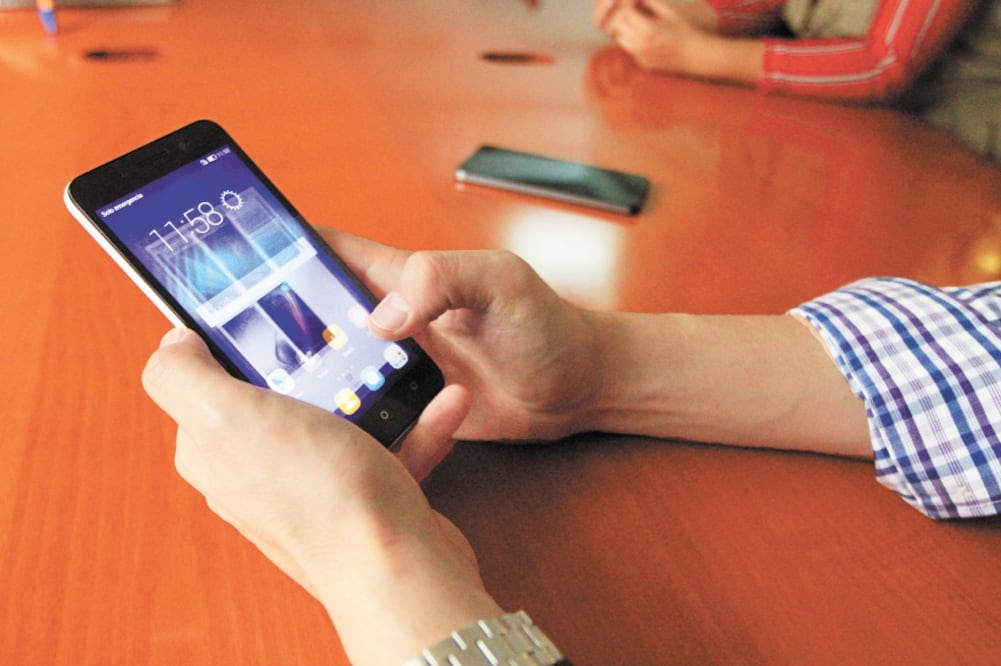 Reclamo. La clave IMEI de un celular, para reportarlo por robo, puede leerse en pantalla al teclear la clave *#06#. Foto/Archivo El Universal