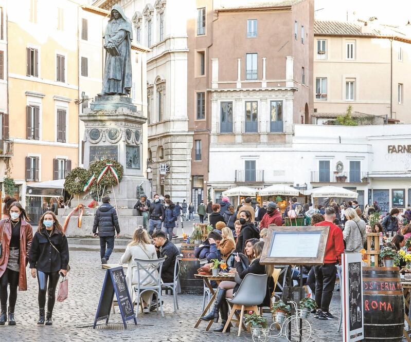 En Roma, Italia, entraron en vigor nuevas medidas sanitarias. La mayor parte de Italia será una zona roja bajo el sistema de medición epidemiológica. Foto: GIUSEPPE LAMI. EFE
