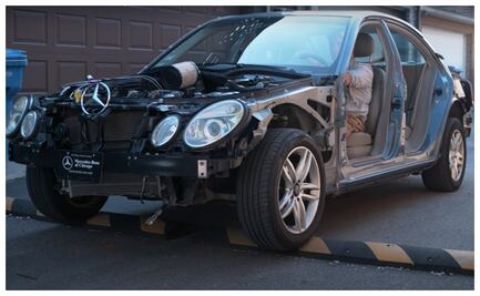 VIDEO: esto le pasa a tu auto cuando te vuelas un tope