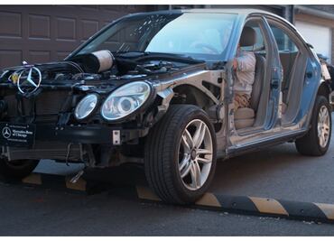 VIDEO: esto le pasa a tu auto cuando te vuelas un tope