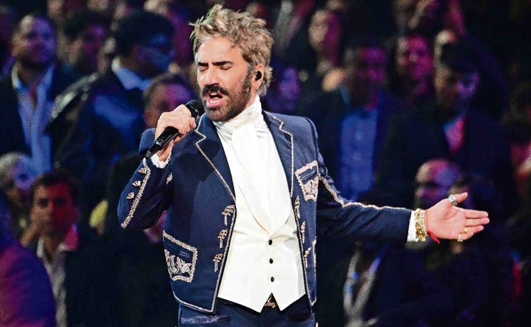 Así se presentó Alejandro Fernández cuando cantó "No me sé rajar" en la ceremonia de los Latin Grammy. Foto: AFP.