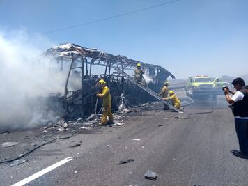 Incendio consume autobús en Coahuila; no hay lesionados