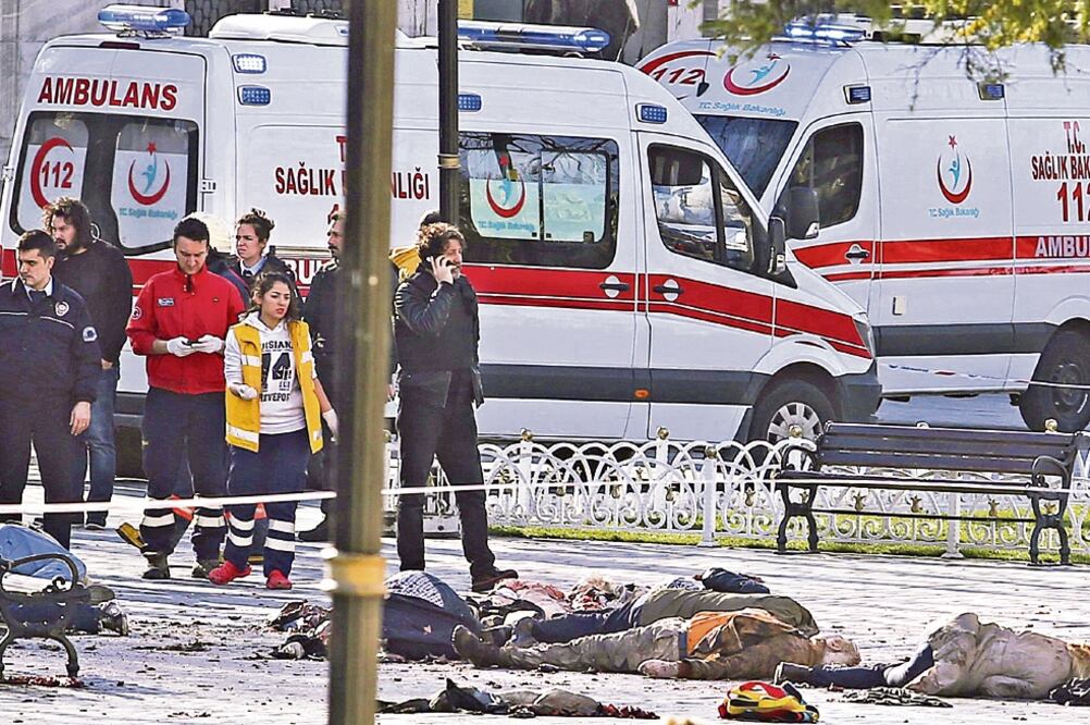 Rescatistas se reúnen en el sitio donde este martes hubo un atentado, en la plaza Sultanahmet, cerca de la Mezquita Azul, en Estambul (KEMAL ASLAN. REUTERS)