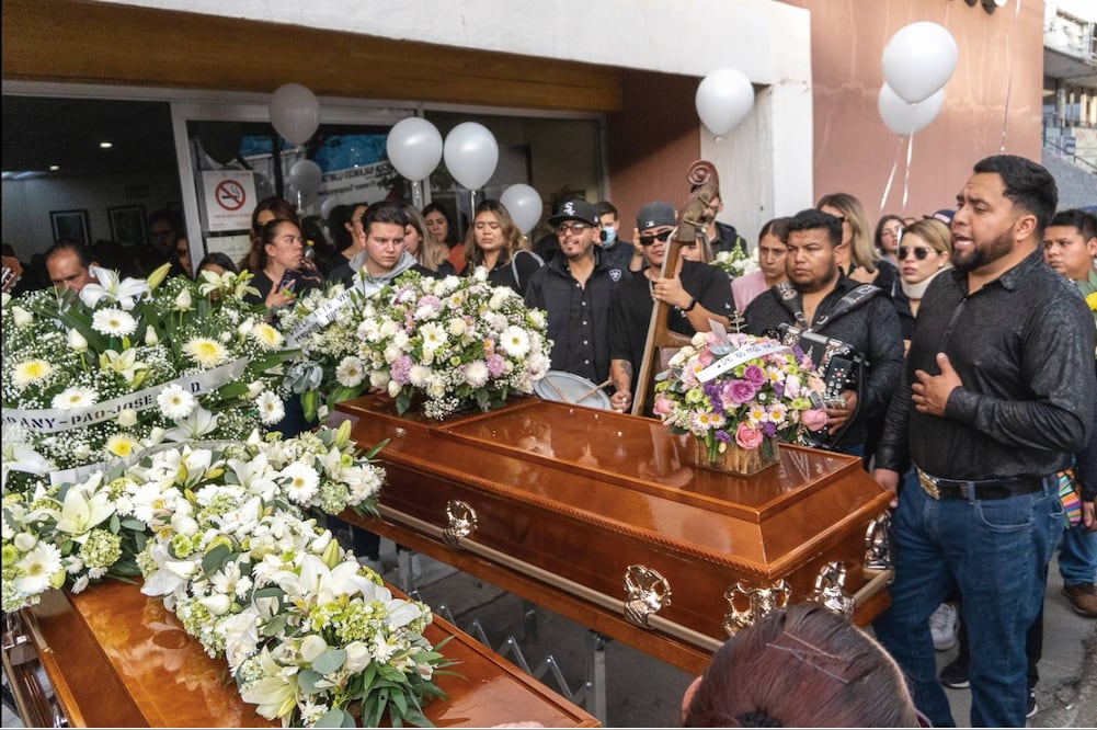 Decenas de jóvenes, amigos de Viviana, Daniela y Paola, así como algunos familiares, las recibieron con música sierreña, la cual era su preferida. Foto: Diana Valdez/ EL UNIVERSAL