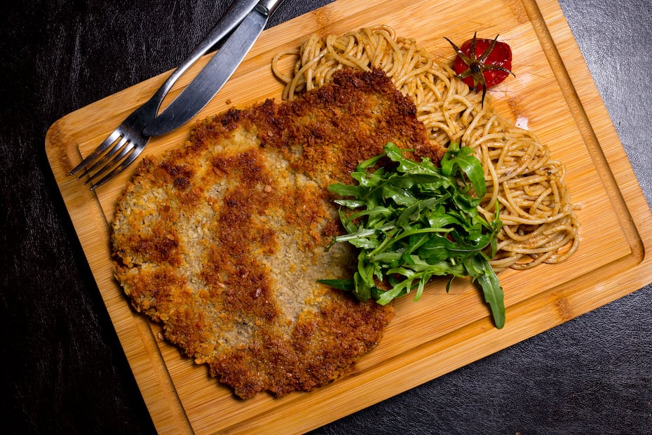 El bicarbonato de sodio es un ingrediente clave para lograr milanesas crujientes. Foto: Freepik