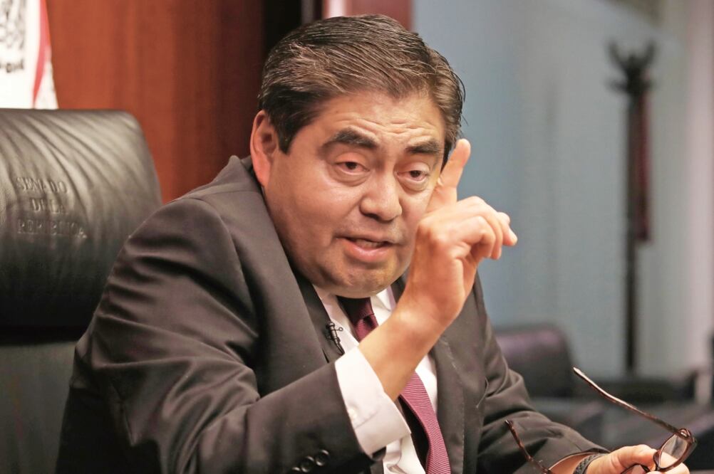 Senador y aspirante a la gubernatura de Puebla por Morena, Miguel Barbosa Huerta. (VALENTE ROSAS. EL UNIVERSAL)