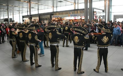 Mariachi de la Sedena sorprende con serenata en aeropuerto de Bogotá