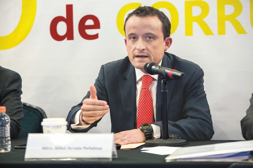 El candidato virtual del tricolor en la Ciudad de México aseguró que hoy interpondrá una denuncia ante la PGR en contra de su contrincante. (CAMILA MATA. EL UNIVERSAL)