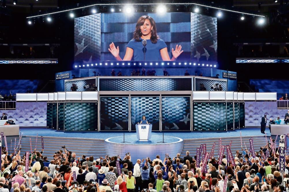 Michelle Obama, primera dama de Estados Unidos, habló ayer en el primer día de la Convención Nacional Demócrata, en Filadelfia (J. SCOTT APPLEWHITE. AP)