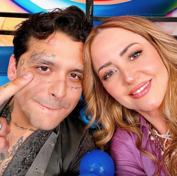 Andrea Legarreta "apapacha" a Christian Nodal con mensaje en redes sociales.