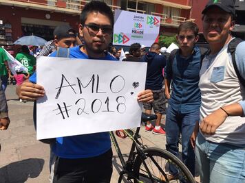 Sacan pancarta en favor de AMLO... en evento de Meade