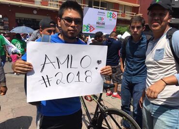 Sacan pancarta en favor de AMLO... en evento de Meade