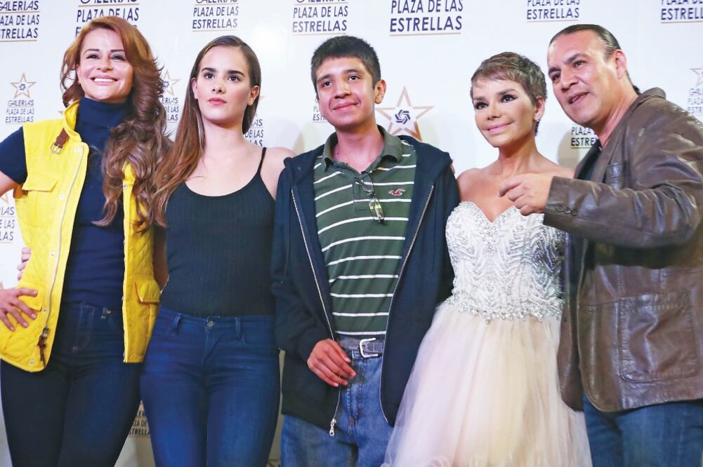 El elenco de la serie firmó autógrafos en la Plaza de las Estrellas (ARIEL OJEDA. EL UNIVERSAL)