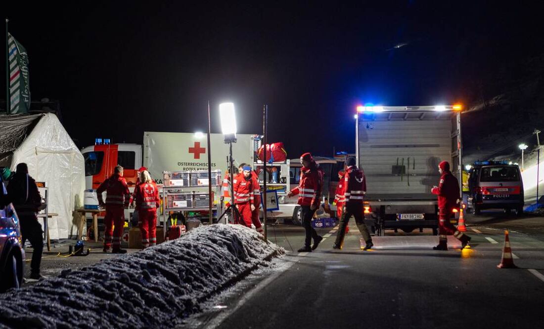 Rescatistas trabajan en el centro de esquí de Lech Zurs. Foto: AFP